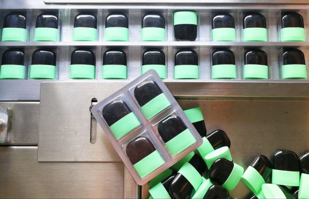 Aluminium-plastic packaging machine